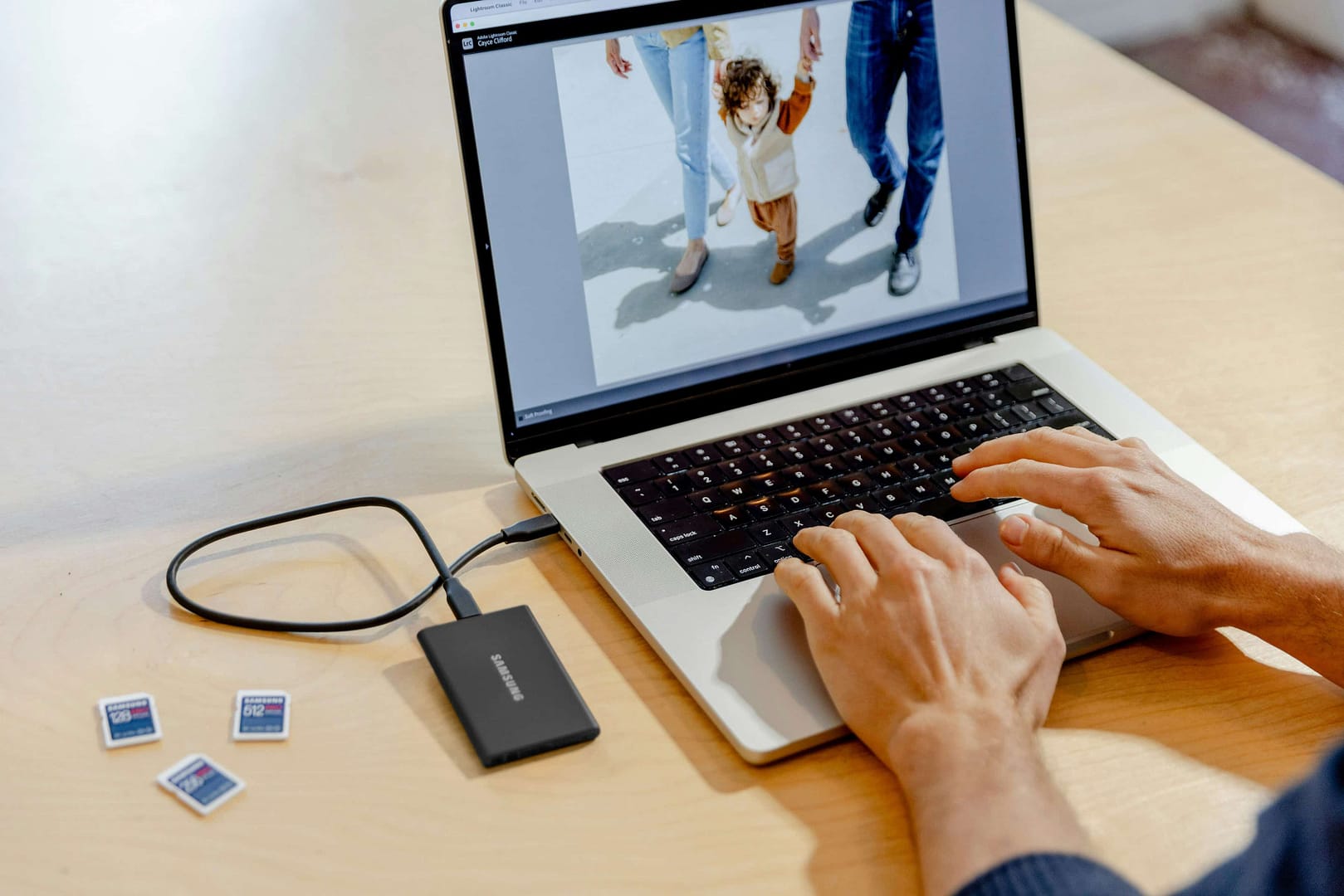 estudiante de fotografía con un MACBOOK