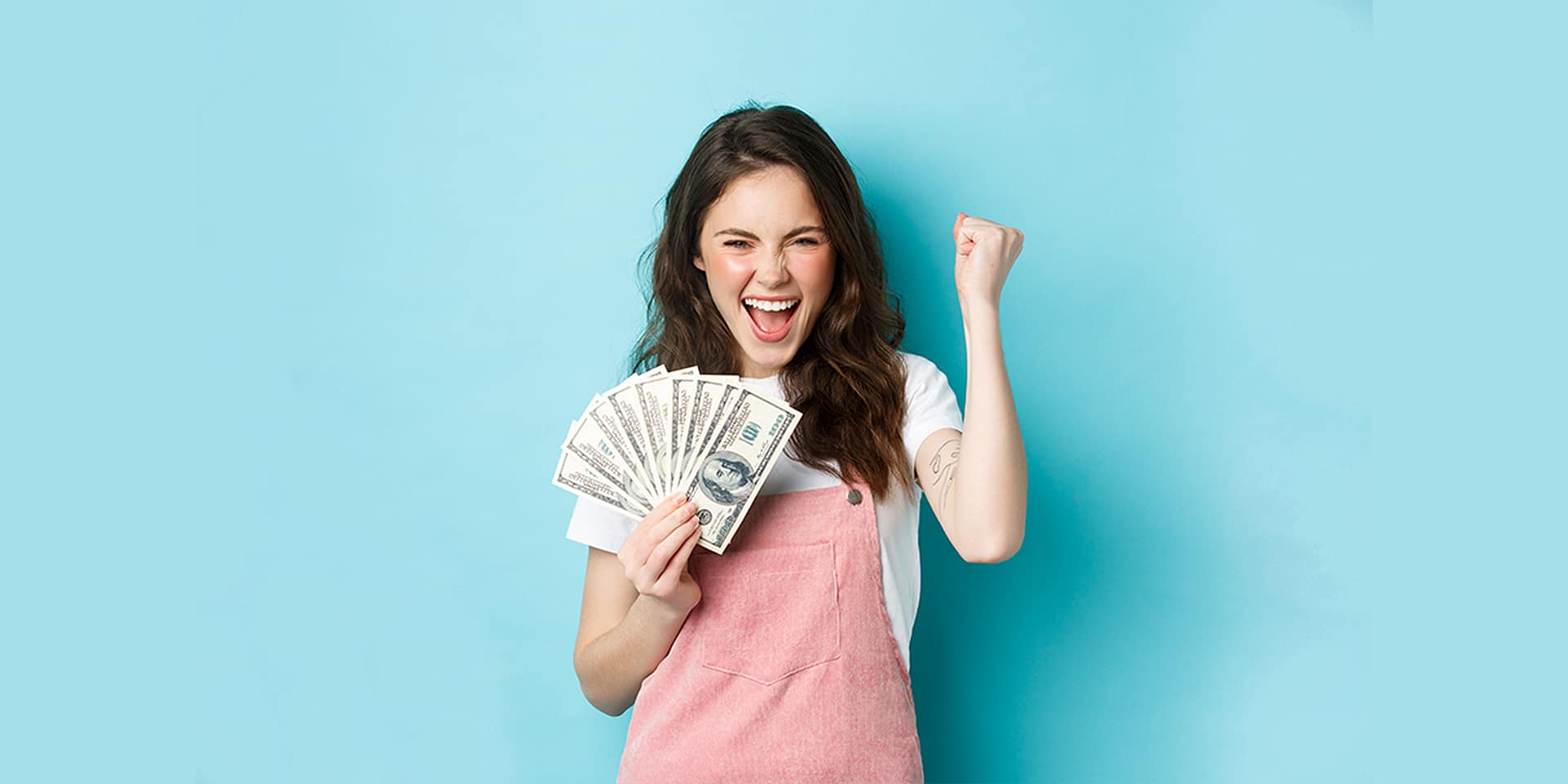 chica joven con dinero