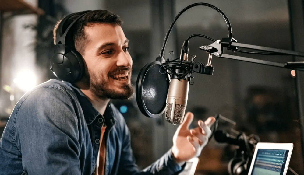 IA CHICO CON MICROFONO HACIENDO PODCAST