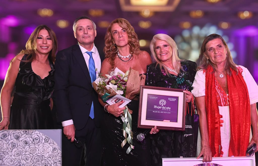Juan Herrera junto a la ganadora de Mujer del Año Beatriz Manaro y Virginia Moreira de H Stagnari