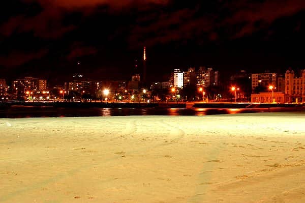 Playa Ramirez en Parque Rodo de Montevideo, foto nocturna en 2003