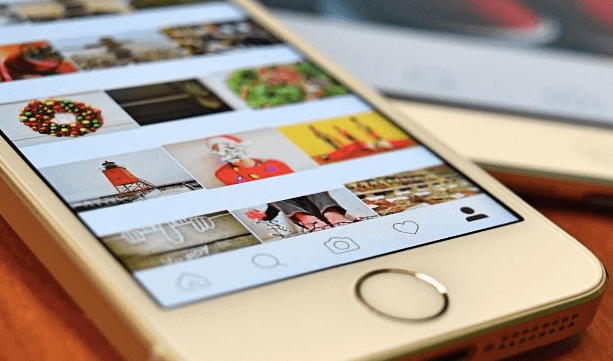 Imagen de un smartphone mostrando una publicación de Instagram con la palabra 'Concurso' destacada, rodeada de emojis de confetti y un trofeo, indicando la celebración de un sorteo